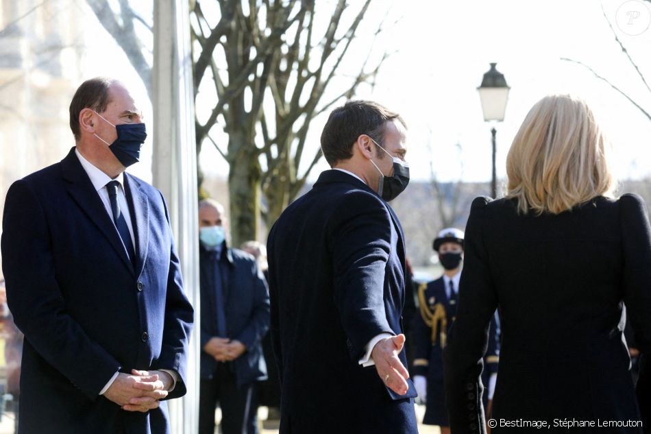 Le Premier Ministre Jean Castex, le président de la république Emmanuel Macron et son épouse Brigitte Macron assistent à la cérémonie d'hommage aux victimes du terrorisme, devant la statue La Parole portée aux Invalides, Paris. Le 11 mars 2021. © Stéphane Lemouton / Bestimage