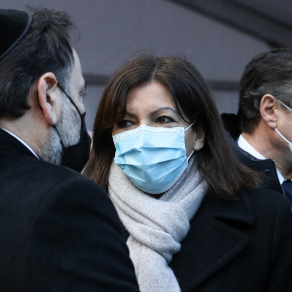 Anne Hidalgo et Christian Estrosi, maires de Paris et de Nice, assistent à la cérémonie d'hommage aux victimes du terrorisme, devant la statue La Parole portée aux Invalides, Paris. Le 11 mars 2021. © Stéphane Lemouton / Bestimage