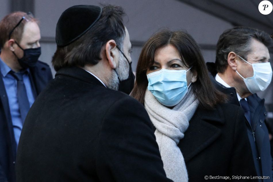 Anne Hidalgo et Christian Estrosi, maires de Paris et de Nice, assistent à la cérémonie d'hommage aux victimes du terrorisme, devant la statue La Parole portée aux Invalides, Paris. Le 11 mars 2021. © Stéphane Lemouton / Bestimage