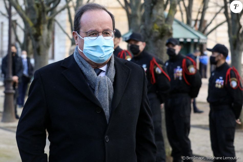 François Hollande assiste à la cérémonie d'hommage aux victimes du terrorisme, devant la statue La Parole portée aux Invalides, Paris. Le 11 mars 2021. © Stéphane Lemouton / Bestimage