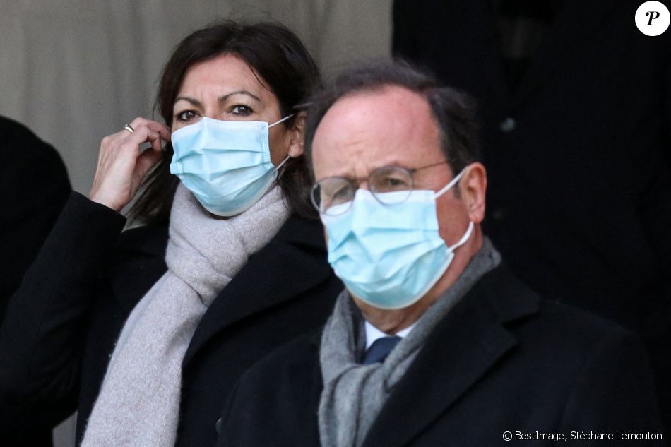 Anne Hidalgo, maire de Paris, et François Hollande assistent à la cérémonie d'hommage aux victimes du terrorisme, devant la statue La Parole portée aux Invalides, Paris. Le 11 mars 2021. © Stéphane Lemouton / Bestimage