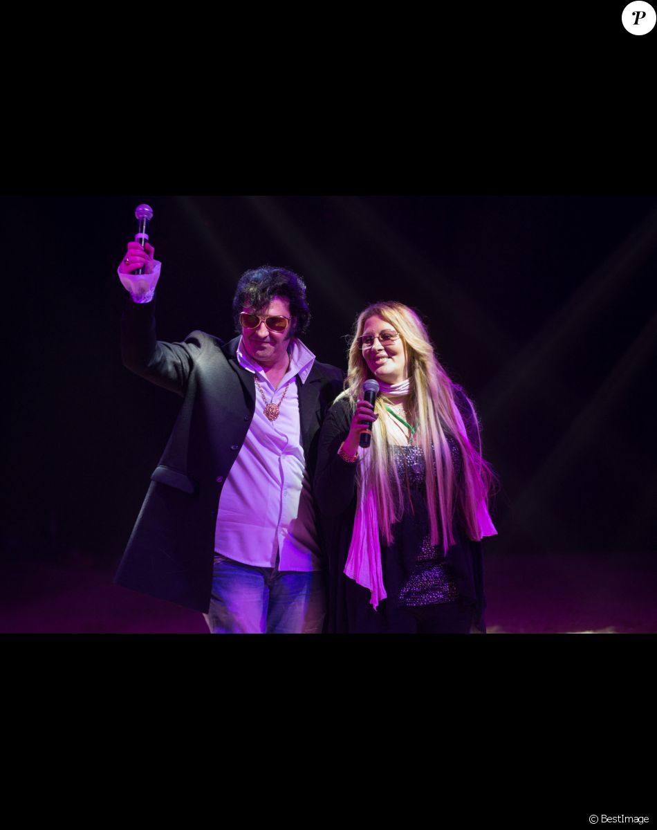 Exclusif - Loana Petrucciani (marraine 2017 de "Soupe En Scène") et son ami Eryl Prayer interprètent "Love me tender" en duo lors de la soirée "Soupe En Scène" au Cirque Pinder à Lyon, France, le 12 avril 2017. © Agence/Bestimage