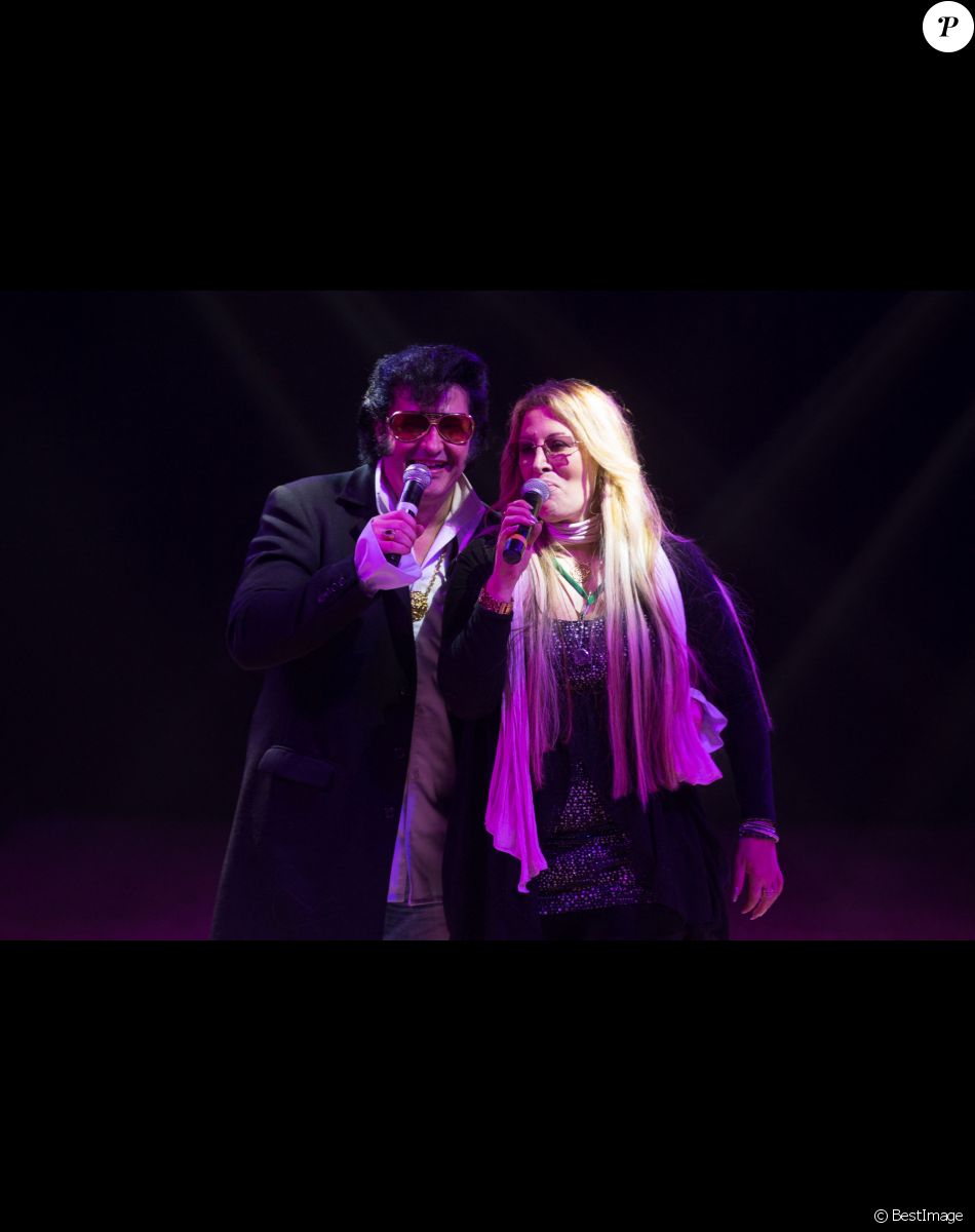 Exclusif - Loana Petrucciani (marraine 2017 de "Soupe En Scène") et son ami Eryl Prayer interprètent "Love me tender" en duo lors de la soirée "Soupe En Scène" au Cirque Pinder à Lyon, France, le 12 avril 2017. © Agence/Bestimage