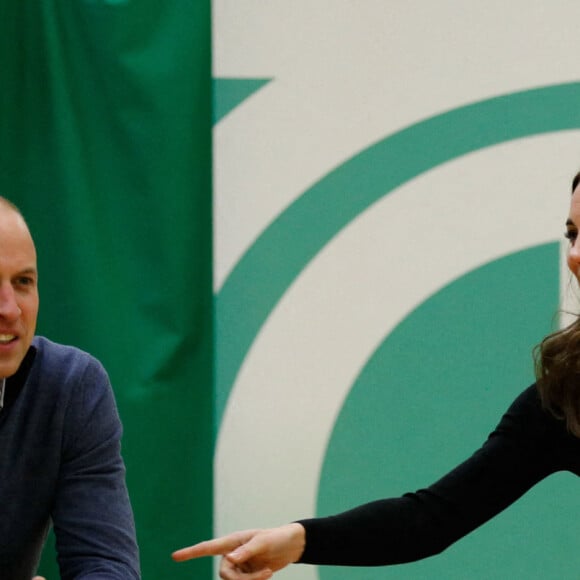 Le prince William, duc de Cambridge, et Catherine (Kate) Middleton, duchesse de Cambridge, jouant à la boccia lors d'une visite à l'entraîneur Core Essex à Basildon. Le duc a ouvert la cérémonie de remise des prix virtuels de Coach Core avec un message vidéo, félicitant les nominés pour avoir réussi à entraîner tout en respectant les règles de distanciation sociale. Basildon, le 3 décembre 2020.