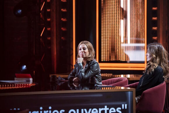 Exclusif - Léa Salamé et Carla Bruni - Enregistrement de l'émission "On Est Presque En Direct" (OEED), présentée par L.Ruquier, et diffusée sur France 2 le 14 novembre 2020. © Jack Tribeca / Bestimage