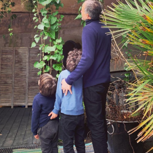 Léa Salamé partage une photo de Raphaël Glucksmann avec leur fils Gabriel et son aîné - Instagram