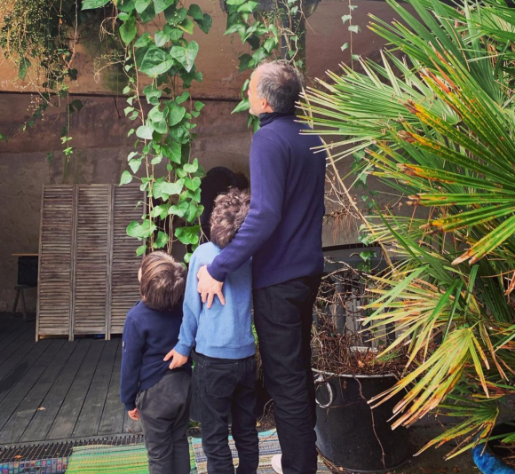 Léa Salamé partage une photo de Raphaël Glucksmann avec leur fils Gabriel et son aîné - Instagram