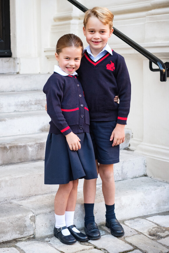 Le prince George de Cambridge et sa soeur La princesse Charlotte de Cambridge, première journée à l'école Thomas's Battersea, Londres.