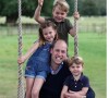 Le prince William et ses trois enfants, le prince George, la princesse Charlotte et le prince Louis, sur Instagram. La photo a été prise par Kate Middleton dans leur maison d'Anmer Hall, dans le Norfolk.