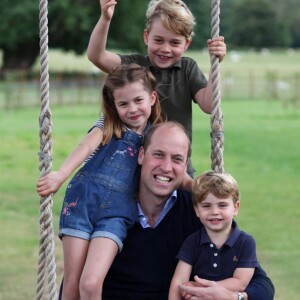 Le prince William et ses trois enfants, le prince George, la princesse Charlotte et le prince Louis, sur Instagram. La photo a été prise par Kate Middleton dans leur maison d'Anmer Hall, dans le Norfolk.