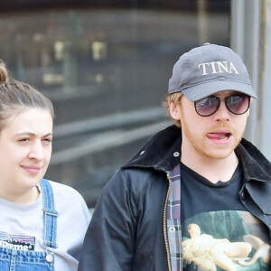 Exclusif - Rupert Grint et sa compagne Georgia Groome déjeunent avec des amis à Londres. Les deux amoureux portent la même bague et la rumeur court depuis quelques jours qu'un mariage se prépare. Londres, le 17 avril 2019.