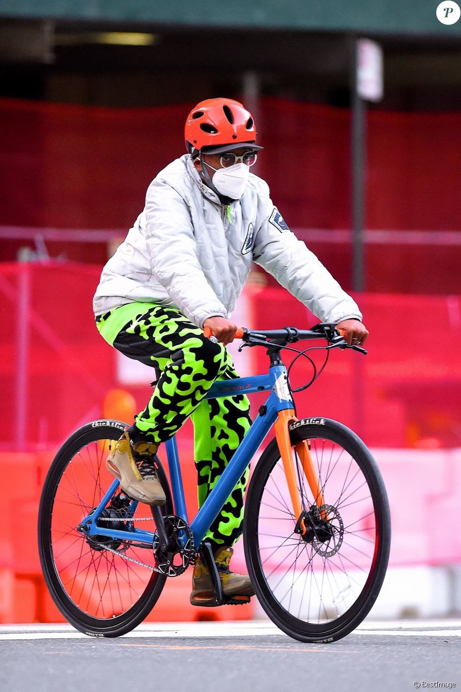 Exclusif - Spike Lee, masqué sur son vélo, après avoir diné seul au restaurant Amaranth Mediterranean Restaurant à Upper Eastside Manhattan, New York, le 19 septembre 2020.