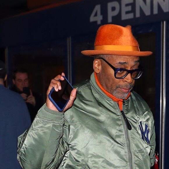 Spike Lee quitte le Madison Square Garden après le match de basket remporté par les Lakers contre les Knicks de New York. Le 22 janvier 2020.