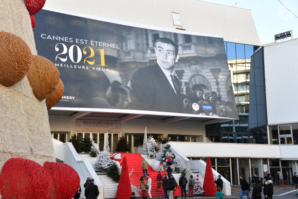 Le Palais des Festivals de Cannes rend hommage à l'acteur Sean Connery. © Lionel Urman / Bestimage