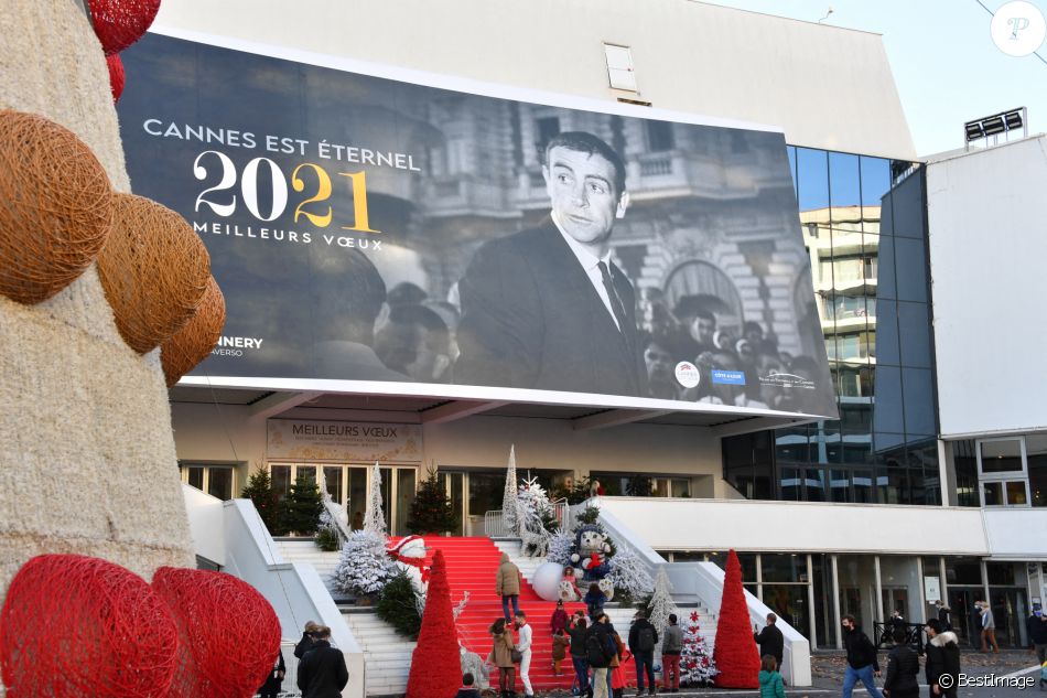 Le Palais des Festivals de Cannes rend hommage à l'acteur Sean Connery. © Lionel Urman / Bestimage