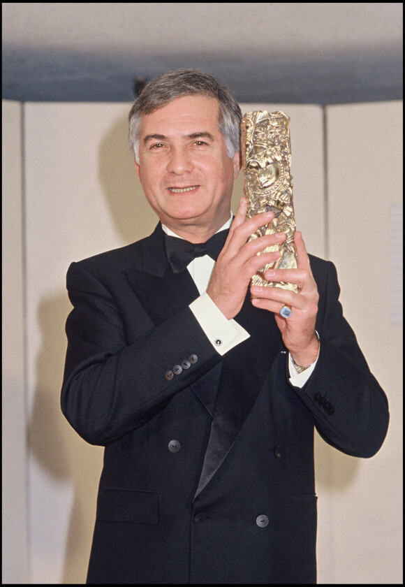 Archives - Jean-Claude Brialy reçoit le César du meilleur second rôle masculin en 1988