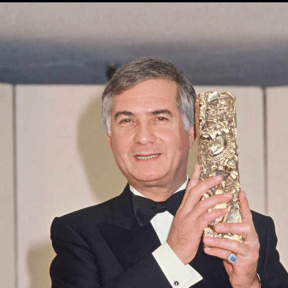 Archives - Jean-Claude Brialy reçoit le César du meilleur second rôle masculin en 1988