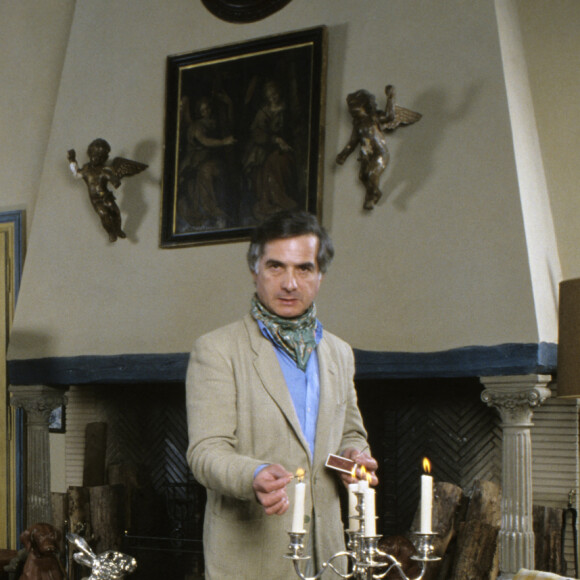 Archives - En France, en Seine-et-Marne, à Monthyon, Jean-Claude Brialy dans son château le 15 décembre 1983.
