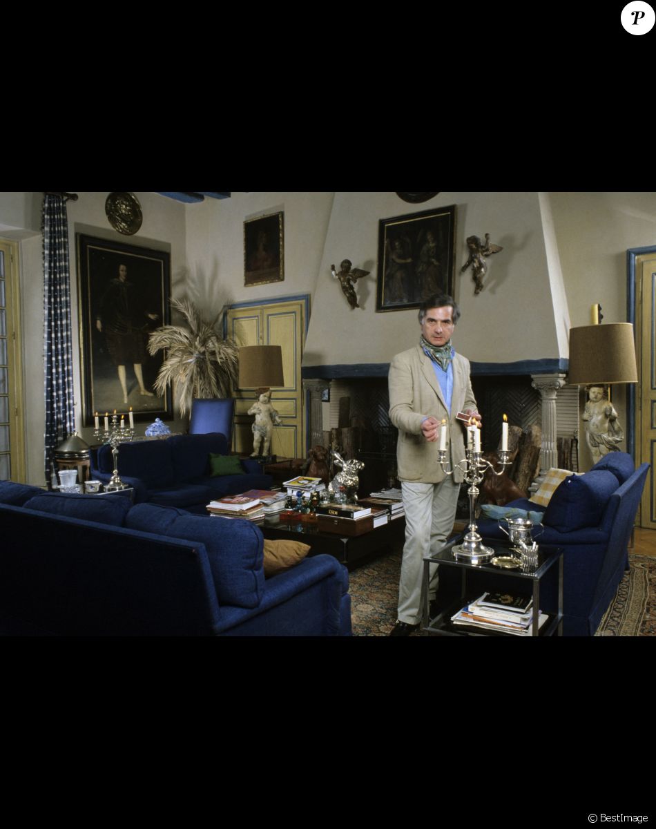 Archives - En France, en Seine-et-Marne, à Monthyon, Jean-Claude Brialy dans son château le 15 décembre 1983.