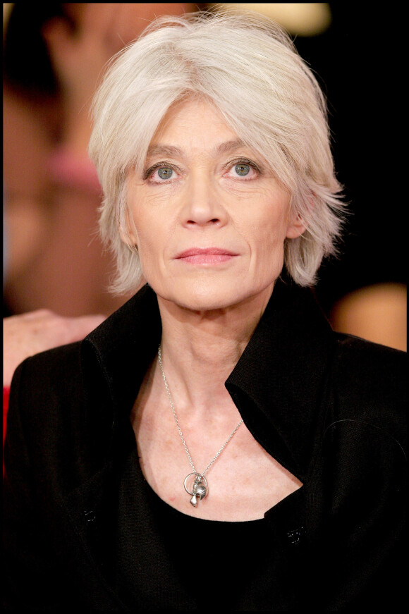 Françoise Hardy sur le plateau de l'emission 'Vivement Dimanche'