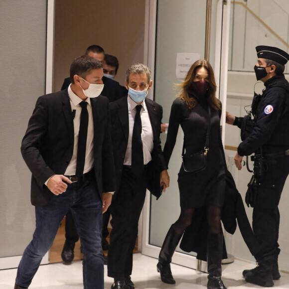 Nicolas Sarkozy quitte la salle d'audience avec sa femme Carla Bruni Sarkozy - procès des "écoutes téléphoniques" ( affaire Bismuth) au tribunal de Paris - paris le 9 décembre 2020 © Christophe Clovis / Bestimage