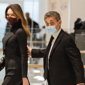 Nicolas Sarkozy arrive avec sa femme Carla Bruni Sarkozy procès des "écoutes téléphoniques" (affaire Bismuth) au tribunal de Paris le 9 décembre 2020. © Christophe Clovis / Bestimage