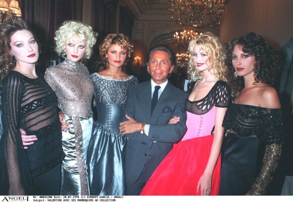 Carla Bruni, Nadja Auermann, Helena Christensen, Claudia Schiffer et Christie Turlington au défilé Valentin à Paris, en 1994.