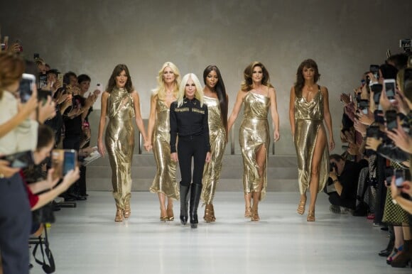 Carla Bruni Sarkozy, Claudia Schiffer, Naomi Campbell, Cindy Crawford, Helena Christensen et Donatella Versace - Défilé de mode printemps-été 2018 "Versace" lors de la fashion week de Milan. Le 22 septembre 2017