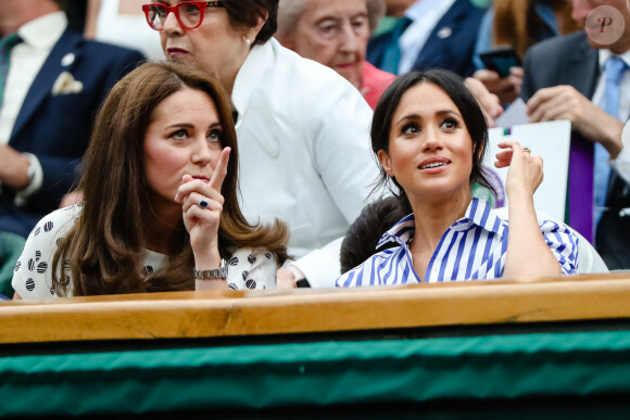 Catherine (Kate) Middleton, duchesse de Cambridge et Meghan Markle, duchesse de Sussex assistent au match de tennis Nadal contre Djokovic lors du tournoi de Wimbledon "The Championships" le 14 juillet 2018