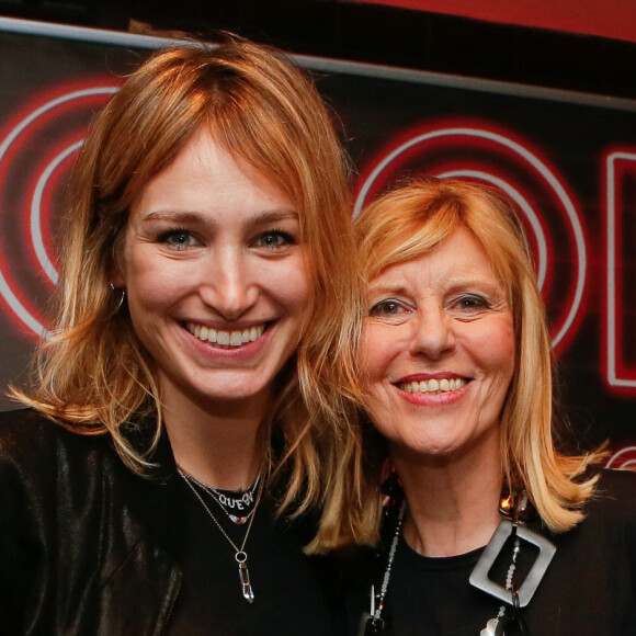 Pauline Lefèvre et Chantal Ladesou - Chantal Ladesou aux platines du restaurant "la Gioia" à Paris le 25 février 2015.