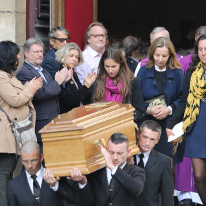 Clémence Rochefort, Françoise Vidal et Louise Rochefort lors des obsèques de Jean Rochefort en l'église Saint-Thomas d'Aquin à Paris, le 13 octobre 2017.