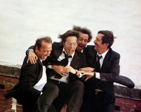 Archives - Claude Brasseur, Guy Bedos, Victor Lanoux, Jean Rochefort sur le tournage du film "Nous irons tous au paradis" en 1977.