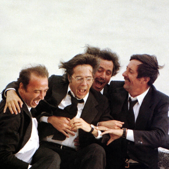 Archives - Claude Brasseur, Guy Bedos, Victor Lanoux, Jean Rochefort sur le tournage du film "Nous irons tous au paradis" en 1977.