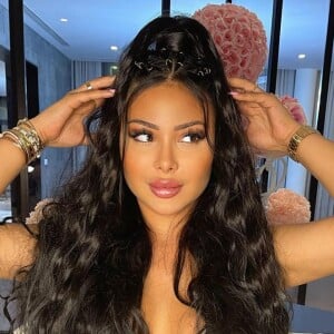 Maeva Ghennam, star des "Marseillais", se dévoile sur Instagram.