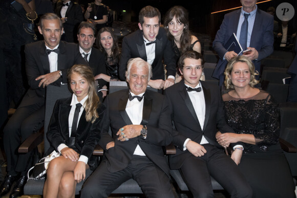 Paul Belmondo (Smoking Dior, chaussures Carvil), Victo Belmondo, Annabelle Belmondo, Stella Belmondo et son père Jean-Paul Belmondo (Smoking Dior, chaussures Carvil) , Giacomo Belmondo et Luana Belmondo - 42ème cérémonie des César à la salle Pleyel à Paris le 24 février 2017. © Olivier Borde / Dominique Jacovides / Bestimage