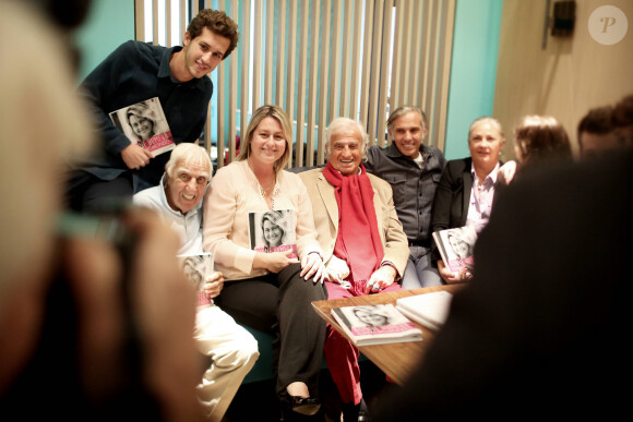 Victor Belmondo, Charles Gérard, Luana Belmondo, Jean-Paul Belmondo, Paul Belmondo, Florence Belmondo, Annabelle Belmondo, Alessandro Belmondo, Giacomo Belmondo - A l'occasion du lancement de son nouveau livre "Mes recettes bonne humeur" (Editions du Cherche Midi), Luana Belmondo a réuni ses proches et amis épicuriens autour d'un Aperitivo concocté par le Chef Denny Imbroisi (Restaurant IDA) à Paris, le 13 Octobre 2016. © Dominique Jacovides/Bestimage