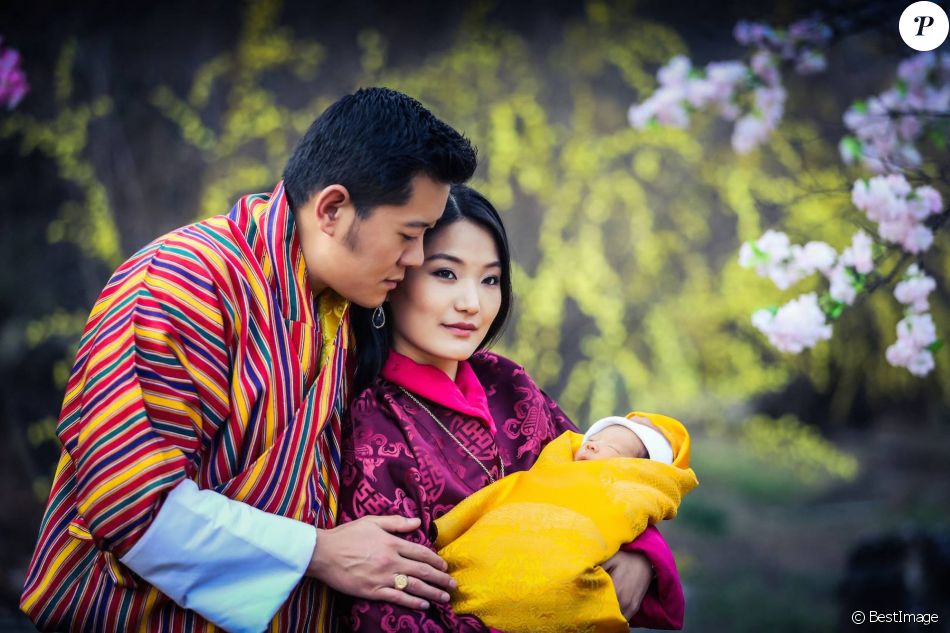 Jigme Khesar Namgyel Wangchuck, le roi du Bhoutan et sa femme Jetsun Pema présentent leur nouveau-né à Thimphou le 16 mars 2016. Le petit prince est né le 5 février 2016.