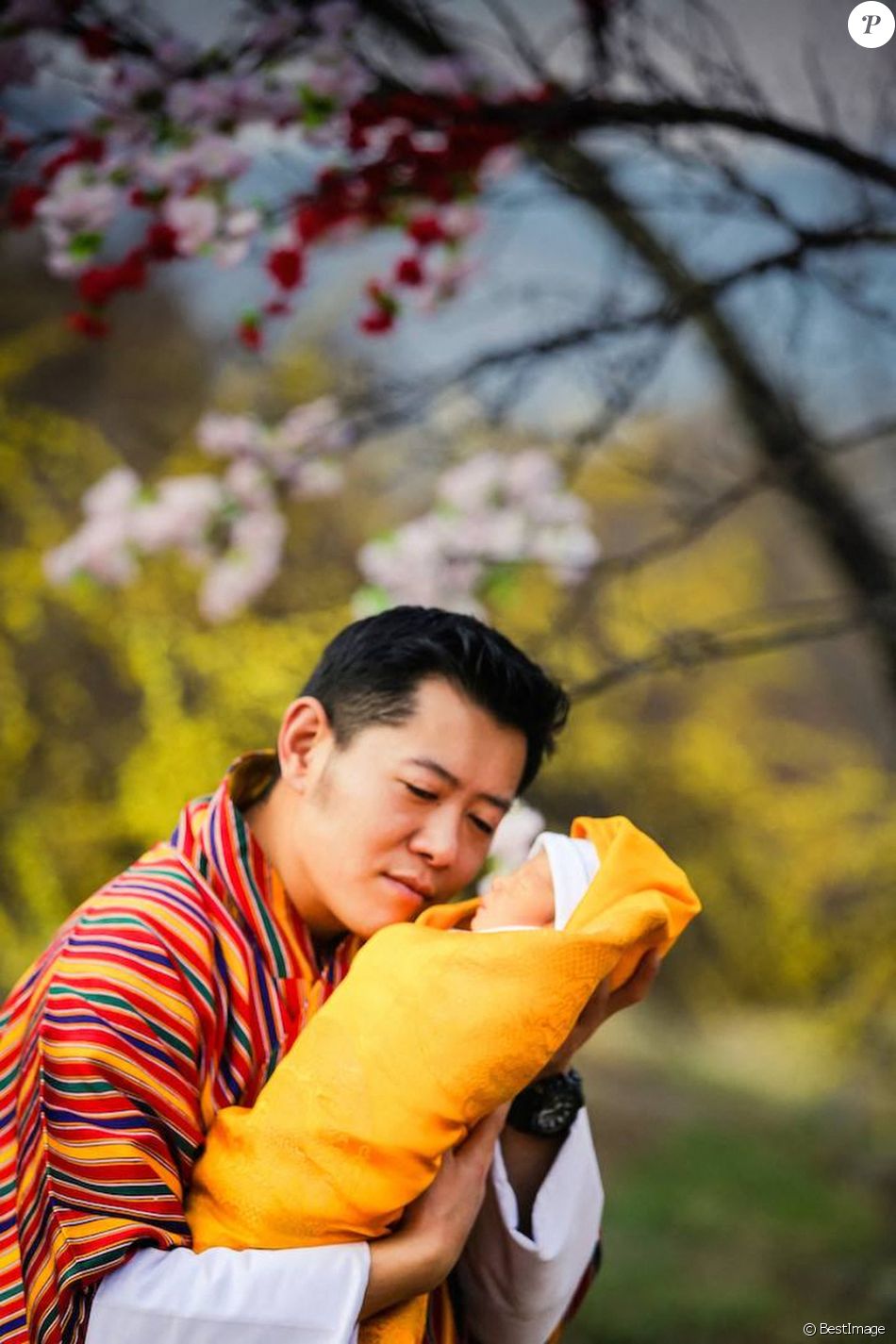 Jigme Khesar Namgyel Wangchuck, le roi du Bhoutan et sa femme Jetsun Pema présentent leur nouveau-né à Thimphou le 16 mars 2016. Le petit prince est né le 5 février 2016.