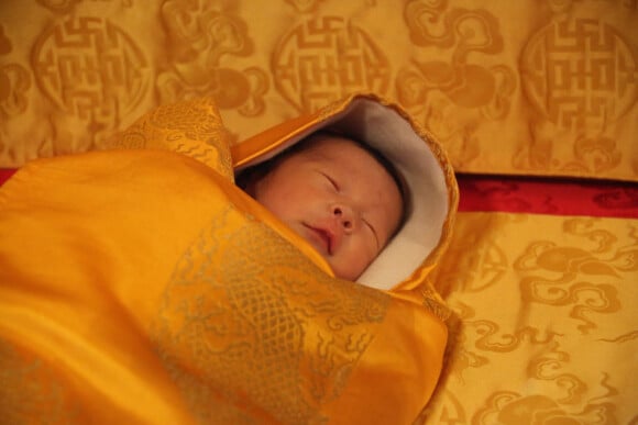 Jigme Khesar Namgyel Wangchuck, le roi du Bhoutan et sa femme Jetsun Pema présentent leur nouveau-né à Thimphou le 16 mars 2016. Le petit prince est né le 5 février 2016.