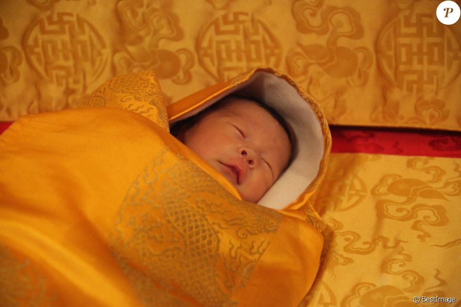 Jigme Khesar Namgyel Wangchuck, le roi du Bhoutan et sa femme Jetsun Pema présentent leur nouveau-né à Thimphou le 16 mars 2016. Le petit prince est né le 5 février 2016.