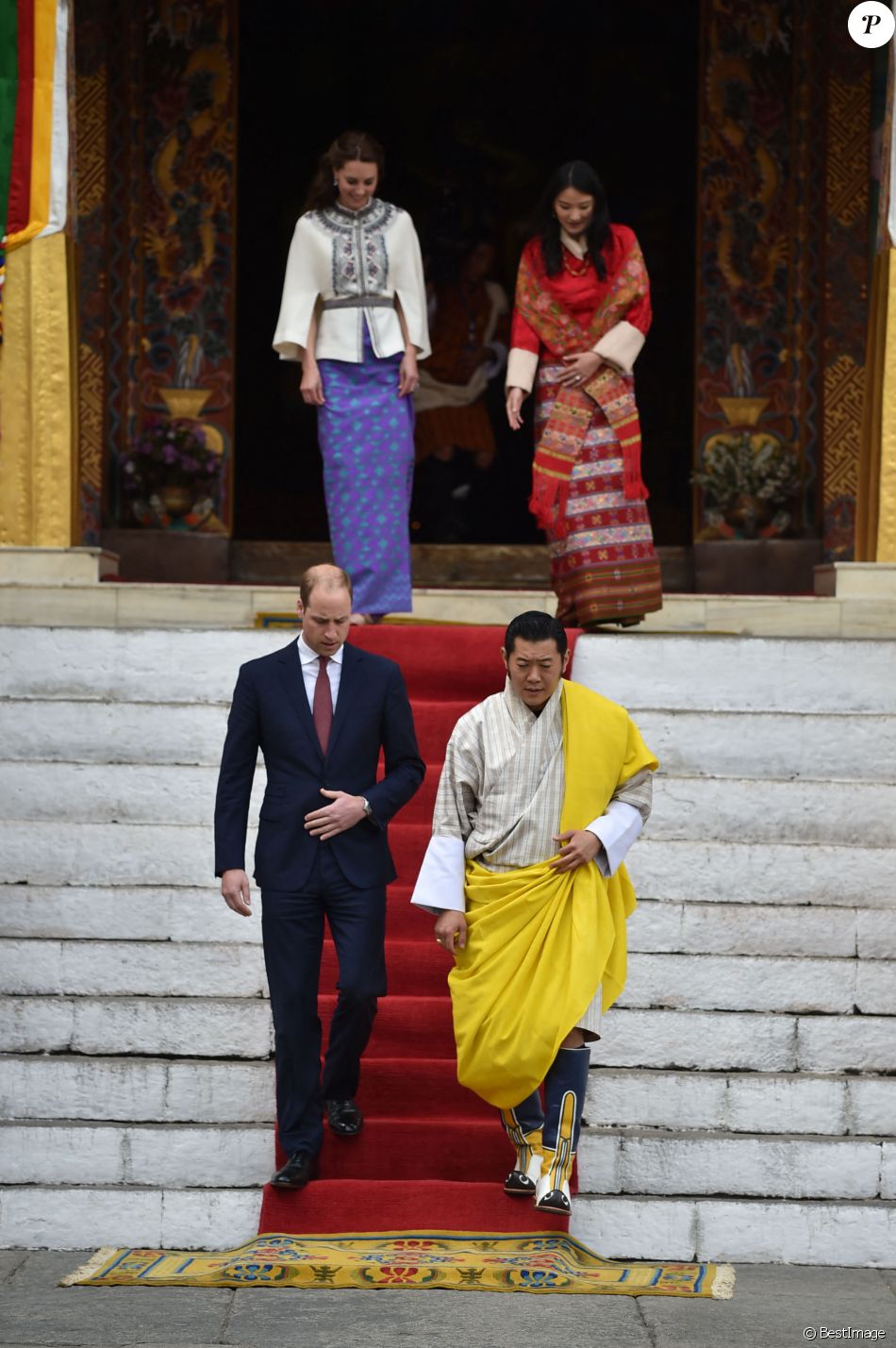 Le prince William, duc de Cambridge, et Kate Catherine Middleton, duchesse de Cambridge, arrivent à la cérémonie de bienvenue au monastère Tashichhodzong à Thimphu, à l'occasion de leur voyage au Bhoutan. Le couple princier sera reçu en audience privée par le roi Jigme Khesar Namgyel Wangchuck et la reine Jetsun Pema. Le 14 avril 2016