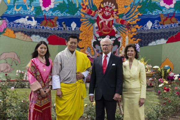 Le roi Carl Gustav et la reine Silvia de Suède ont été reçus par le roi Jigme Khesar Namgyel Wangchuck et la reine Jetsun Pema lors de leur voyage officiel au Bhoutan. Le 8 juin 2016