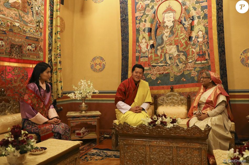 Jigme Khesar Namgyel Wangchuck, roi du Bouthan reçoit Sheikh Hasina, première ministre du Bangladesh au monastère de Tashichho Dzong à Thimphou, le 18 avril 2017.