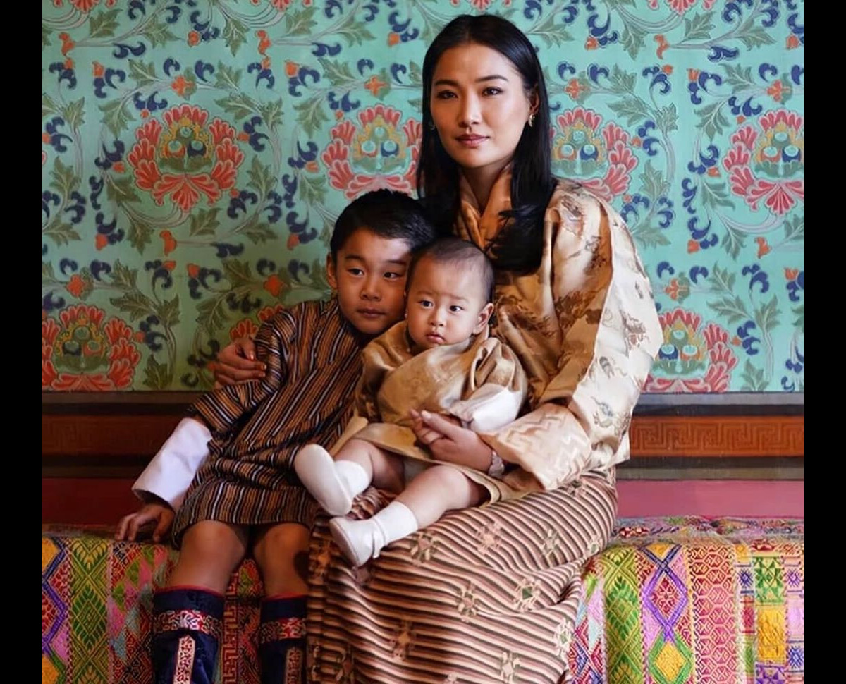 Photo La Reine Du Bhoutan Jetsun Pema Avec Ses Deux Fils Sur photo-la-reine-du-bhoutan-jetsun-pema-avec-ses-deux-fils-sur