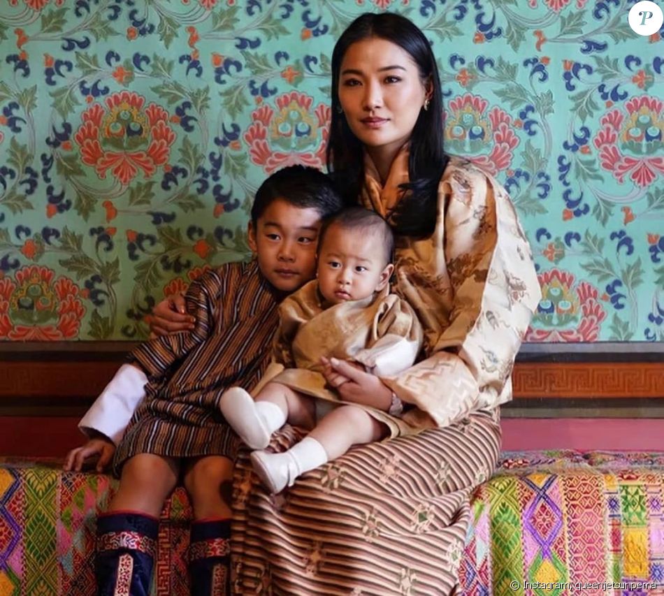 La reine du Bhoutan Jetsun Pema avec ses deux fils sur Instagram ...