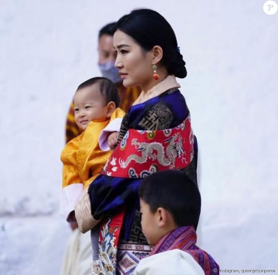 La reine du Bhoutan Jetsun Pema avec ses deux fils sur Instagram, décembre 2020.