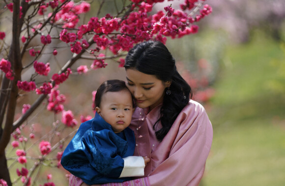 La reine du Bhoutan Jetsun Pema avec son deuxième fils, le 18 mars 2021, dans les jardins du palais Lingkana.