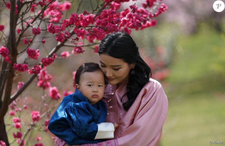 La reine du Bhoutan Jetsun Pema avec son deuxième fils, le 18 mars 2021, dans les jardins du palais Lingkana.