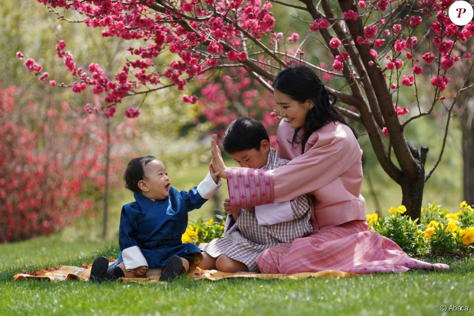 La reine du Bhoutan Jetsun Pema avec ses deux fils, dans les jardins du palais Lingkana.