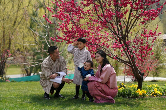 Jigme Khesar Namgyel Wangchuck, le roi du Bhoutan, sa femme Jetsun Pema, et leurs deux garçons, le 18 mars 2021, dans les jardins du palais Lingkana.